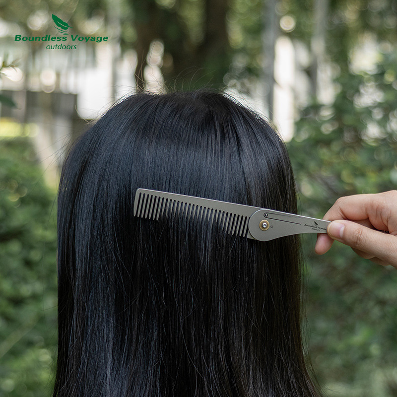 純チタン折りたたみ式ヘアコーム超軽量でポータブルなマッサージ - Comb Pocket Titanium のレビューと価格